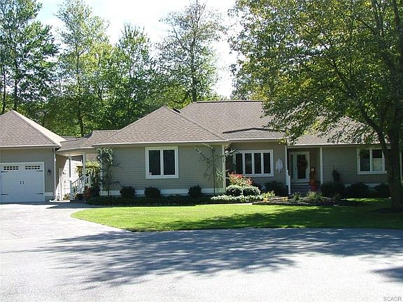 3rd image of 211 Woodlands Ct
