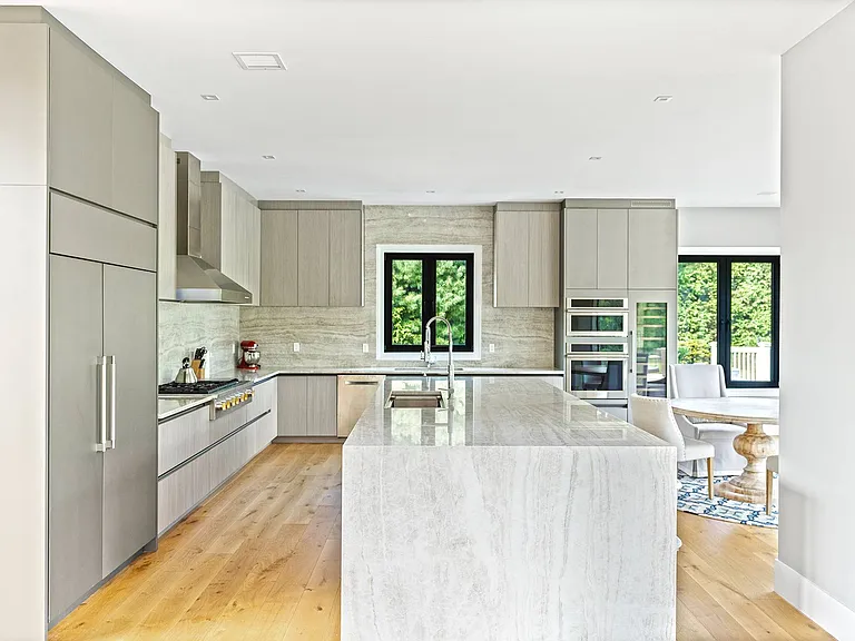 276 N Main St — Photo 9