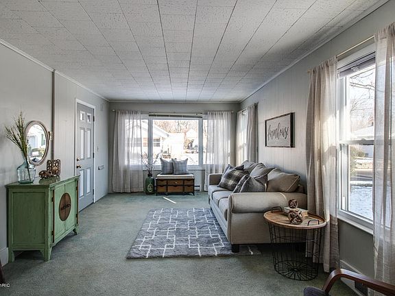 3rd image of 407 Wentworth Ave