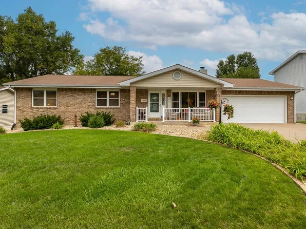 5525 Parkside Dr, Dubuque, IA 52002