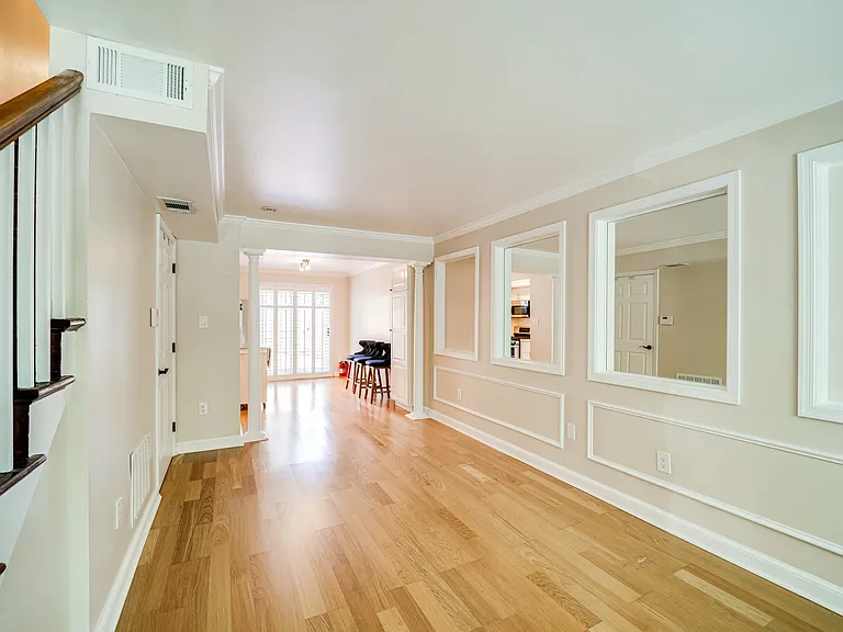 1317 Queen St — Photo 4