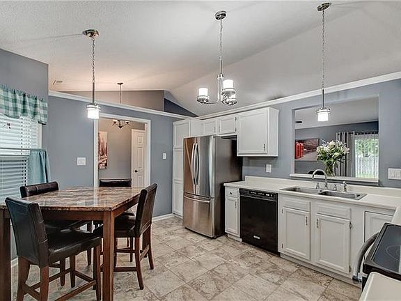 5th image of 637 Redfox Ct S
