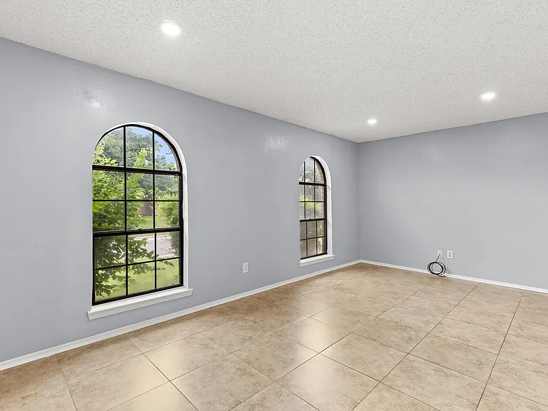 228 Laredo Dr — Photo 3