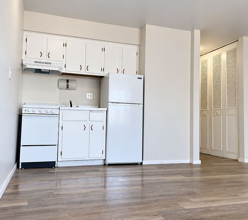 1st image of 1601 E 10th St APT 206