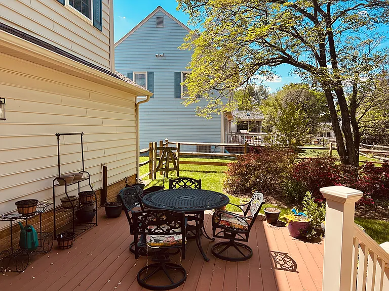 16 Hollyberry Ct — Photo 2