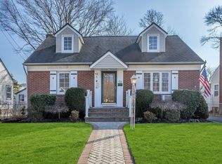 225 Elsie Ave, Merrick, NY 11566