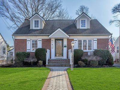 225 Elsie Ave, Merrick, NY, 11566