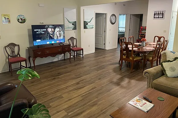 3 bed, 1285 sqft, $3,550 — Photo 2