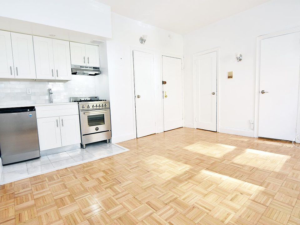 2nd image of 303 Amsterdam Ave APT 3A