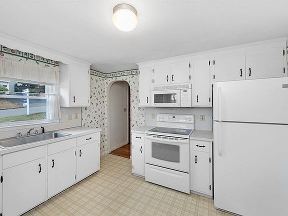 5th image of 37 Upland Rd