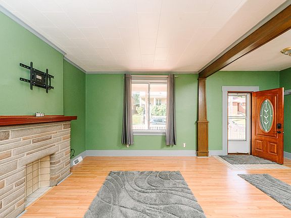 Livingroom/Entryway