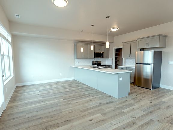 3rd image of 624 Eisenhauer St #409