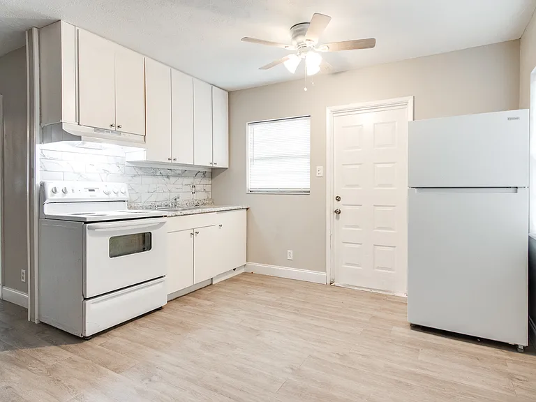 107 S Gomez Ave #C — Photo 6