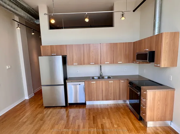 43 Hanna Ave #418, Toronto, ON M6K 1X1