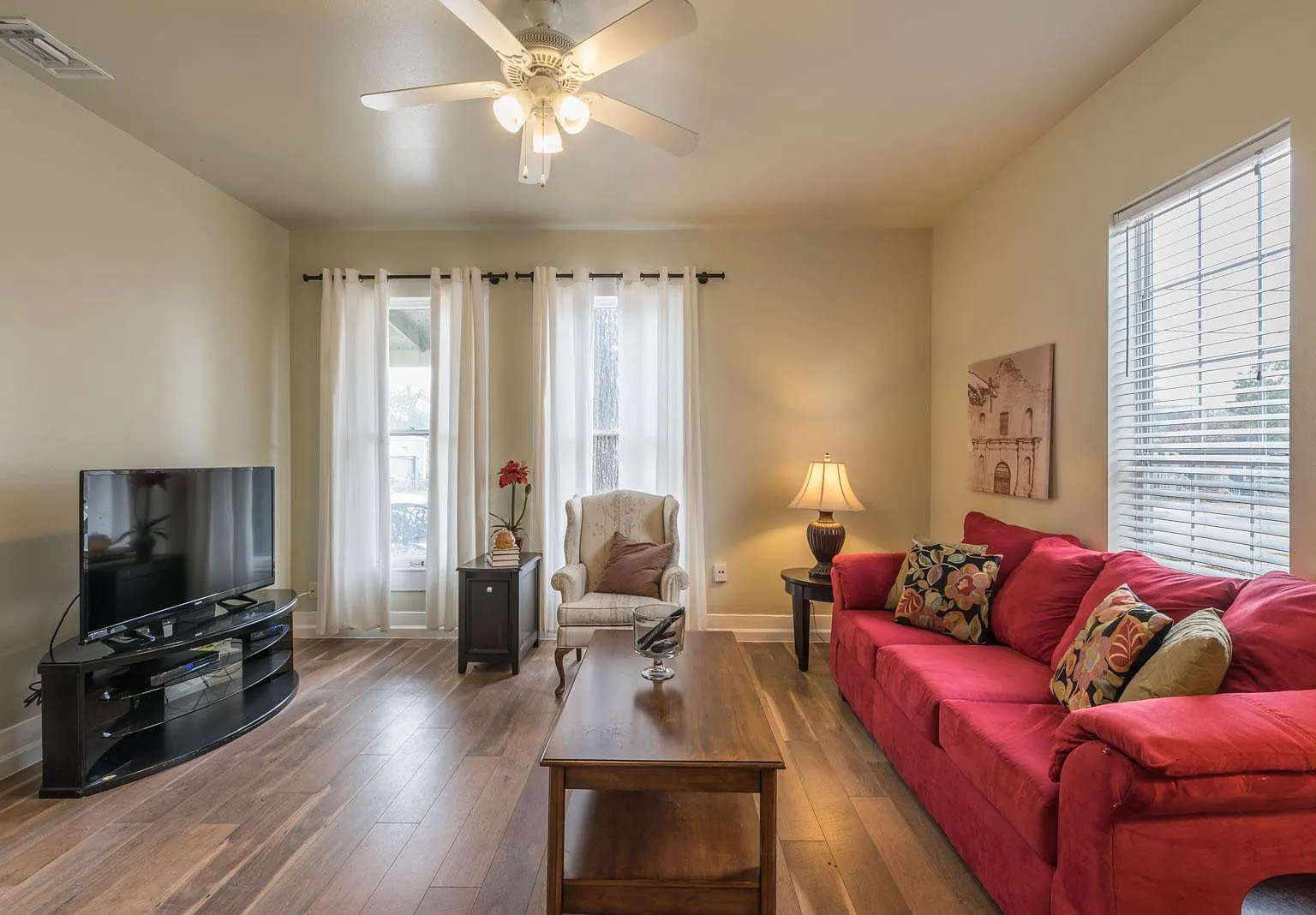 3 bed, 1000 sqft, $1,350 — Photo 3