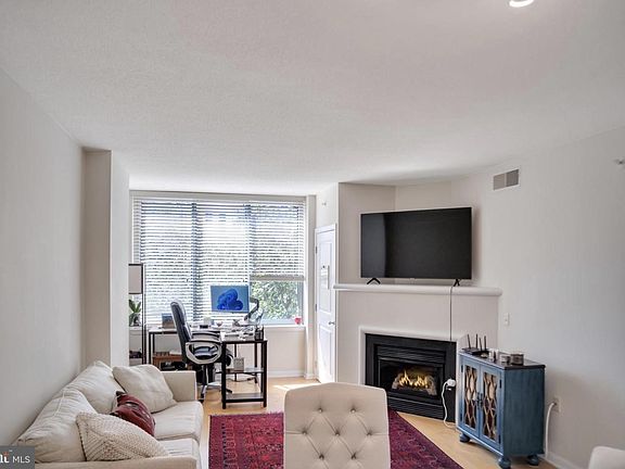 4th image of 851 N Glebe Rd APT 402
