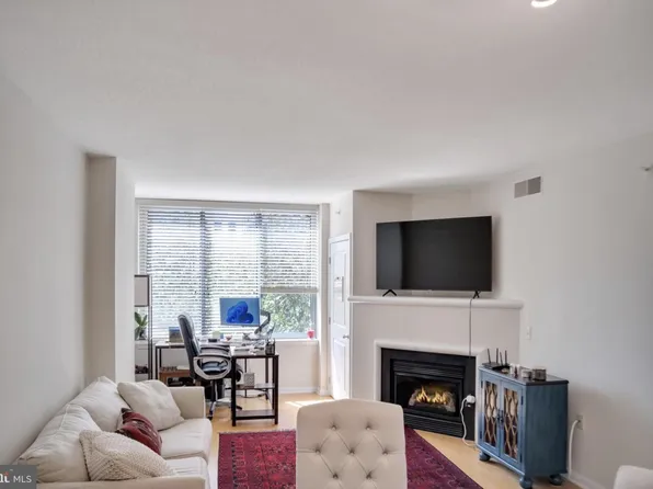 851 N Glebe Rd APT 402, Arlington, VA 22203