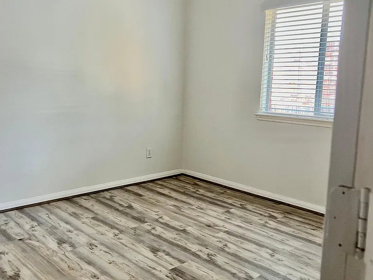2502 N Yorkchase Ln — Photo 6
