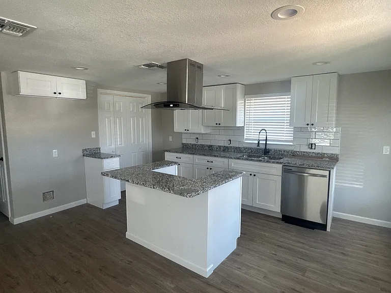 1128 Texas St — Photo 4