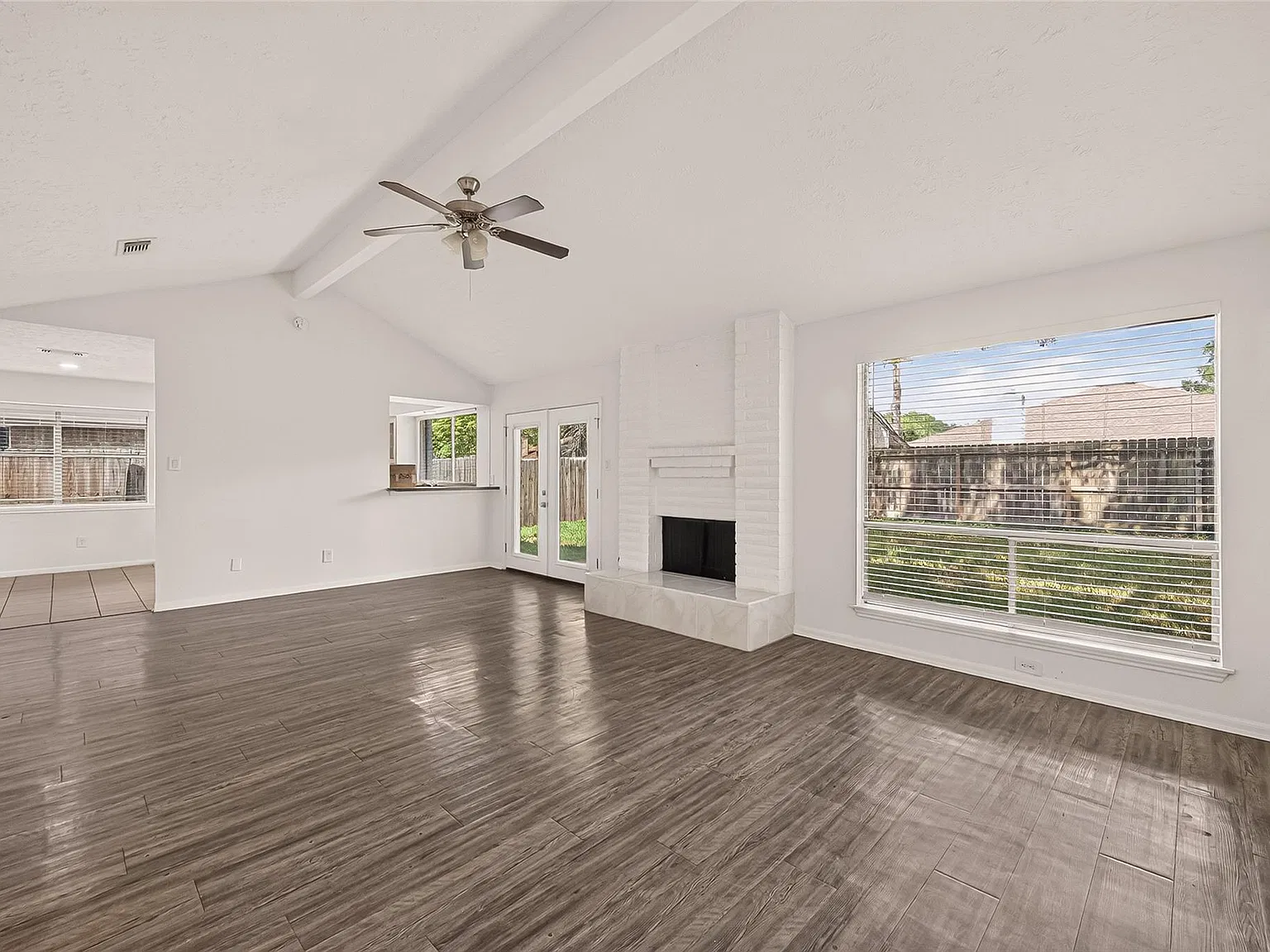 4 bed, 2.0 bath, 1746 sqft, $2,300 — Photo 2