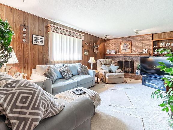 3rd image of 9758 Green Tree Ln