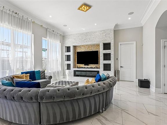 5th image of 305 Riverwood Dr