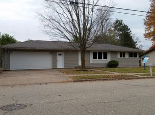 1127 E Clarke St, Waupaca, WI 54981