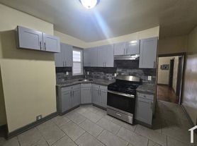 102 S 12th St, Newark, NJ