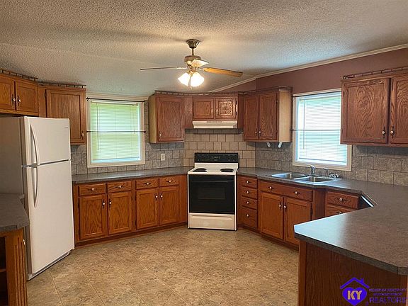 5th image of 325 Rosewood Dr