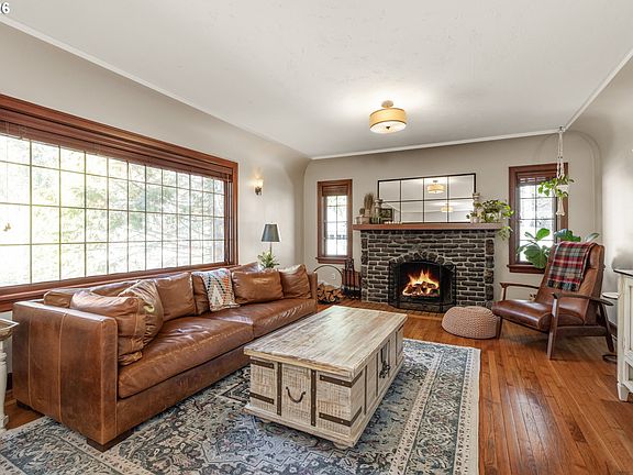 4th image of 626 SW Comus Ct