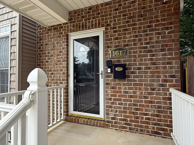 1617 Forest Ave #1 — Photo 3