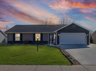 707 Bluestem Dr, Saint Joseph, IL 61873