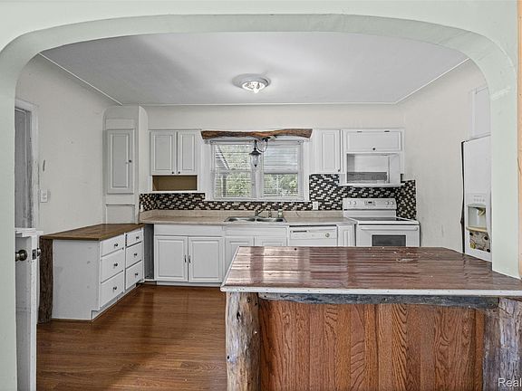 5th image of 207 Park St