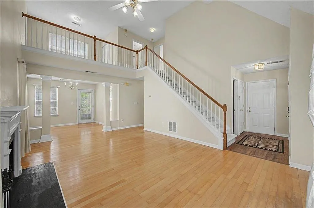 4 bed, 2.5 bath, 1913 sqft, $2,599 — Photo 3