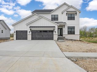 219 Meadows Field Dr NE, Cedar Rapids, IA 52402