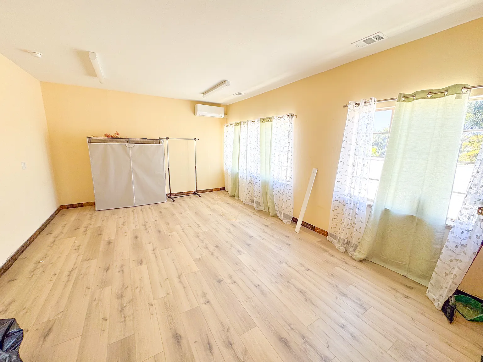 Studio, 400 sqft, $1,400 — Photo 1