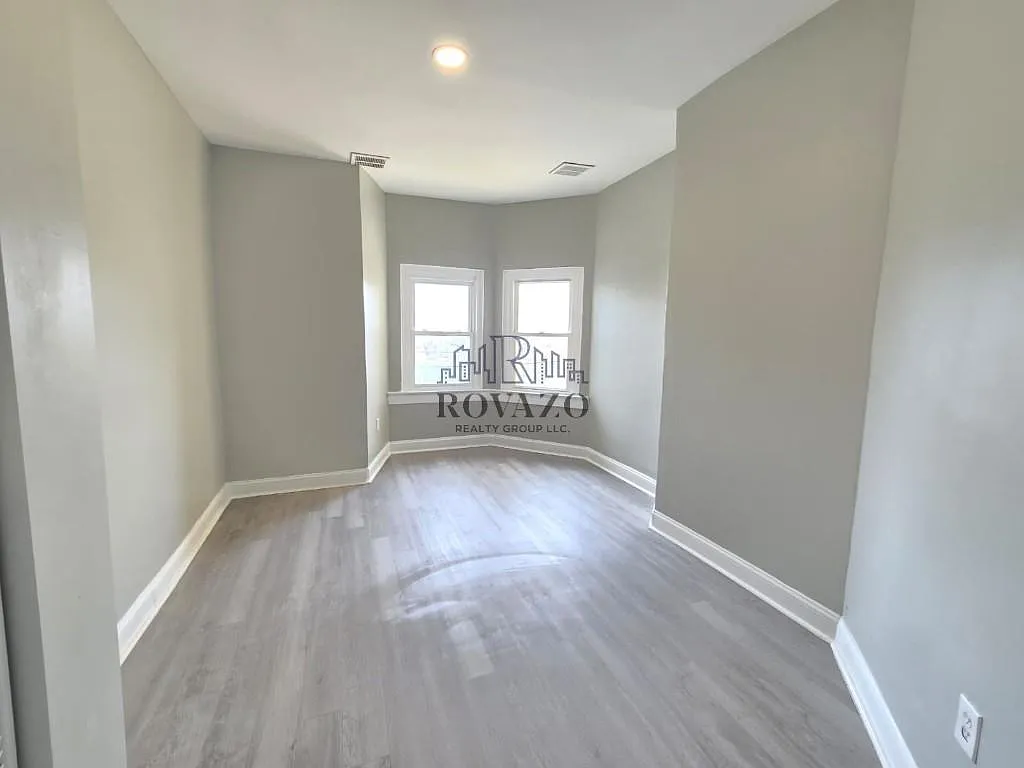 3 bed, 1.5 bath, 1000 sqft, $2,100 — Photo 3