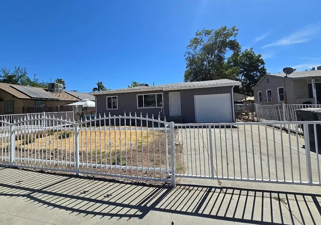 3 bed, 968 sqft, $1,795 — Photo 1