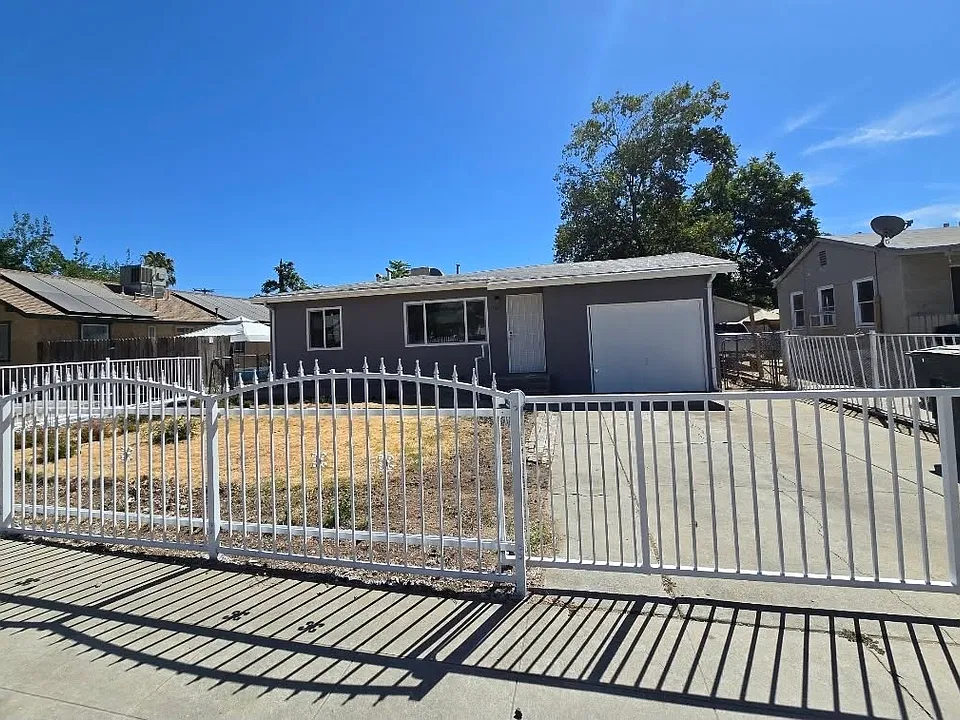 1945 S 4th St