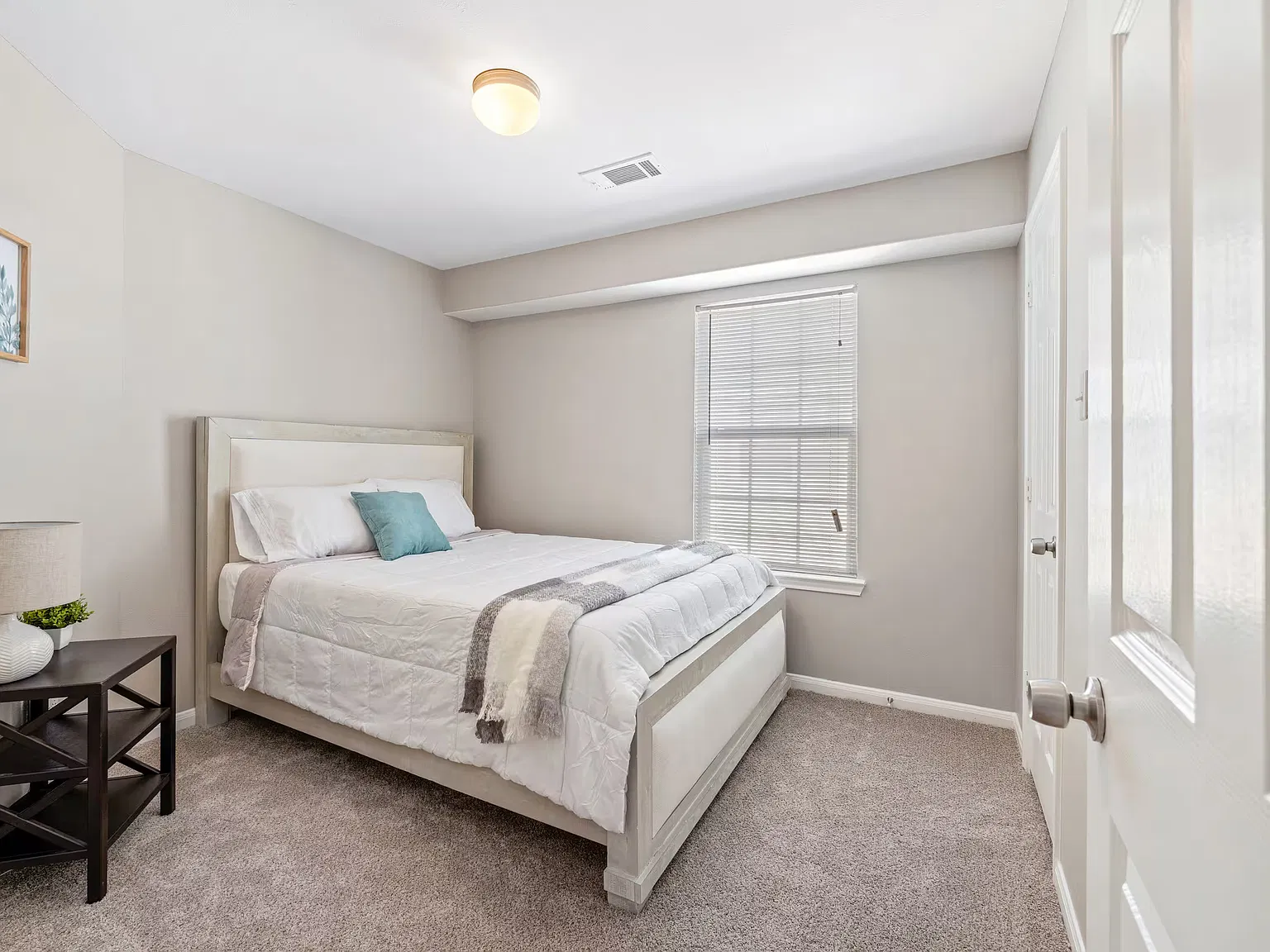 3 bed, 2.5 bath, 1659 sqft, $1,800 — Photo 3