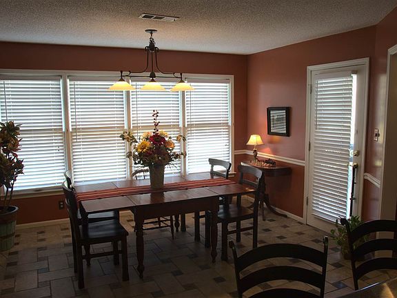 5th image of 585 Shelley Renee Ln