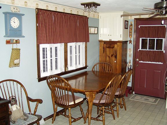 large eat-in kitchen