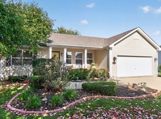 909 N Oak Creek Dr, Genoa, IL 60135