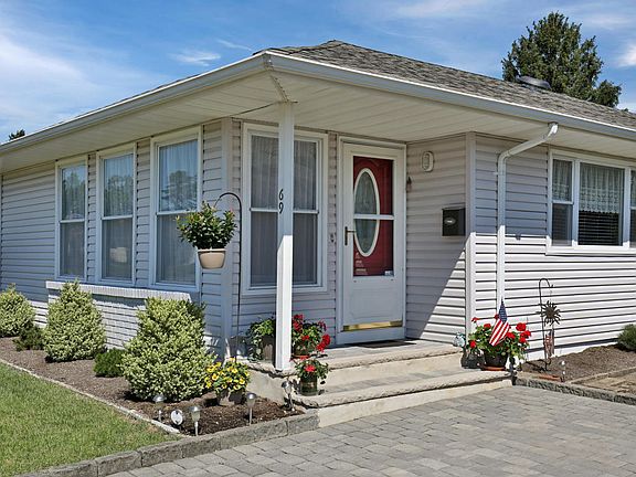3rd image of 10 Guadeloupe Dr