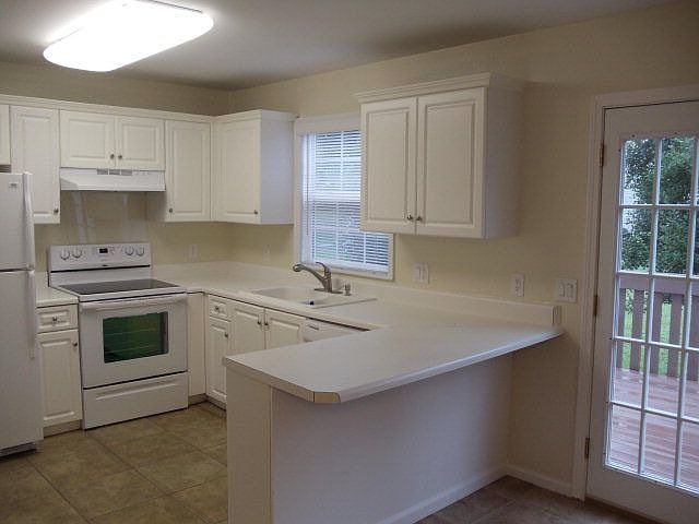 2nd image of 927 Nottingham Dr