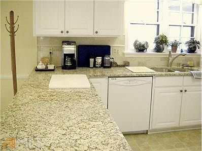 Large work space - you will enjoy this kitchen