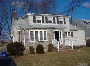 817 N Broome Ave, Lindenhurst, NY 11757