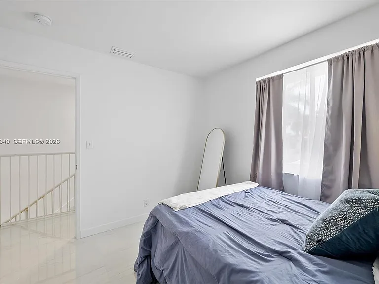 421 SW 3rd St #16 — Photo 9
