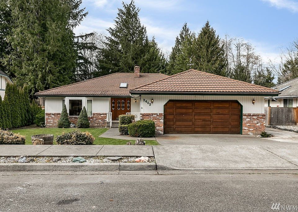 Classic and attractive rambler in the idyllic Puyallup neighborhood of Manorwood. 