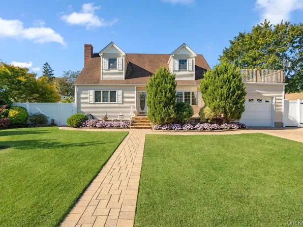 91 15th Ave, West Babylon, NY 11704